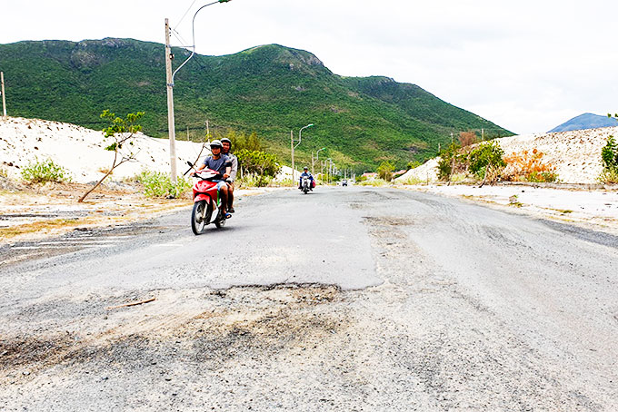 Đường vào Khu tái định cư Vĩnh Yên: Cần sớm sửa chữa