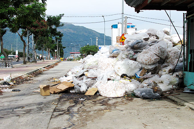 Chiếm dụng lòng, lề đường để buôn bán phế liệu