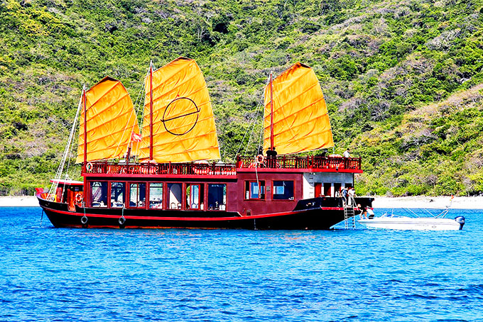 Du thuyền Emperor Cruises trên vịnh Nha Trang.