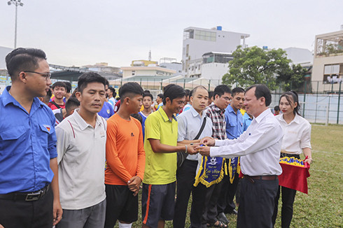 Organizer giving commemorative flags to teams