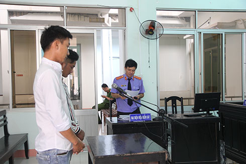 Đại diện Viện Kiểm sát nêu quan điểm. 