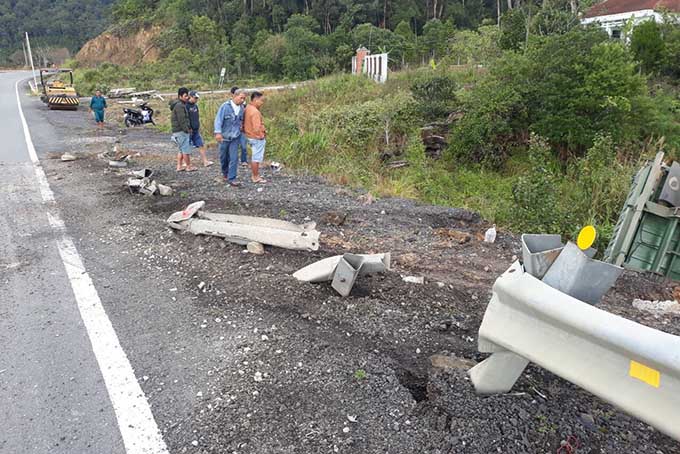 Xe đầu kéo mất lái lao xuống rãnh thoát nước