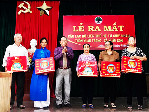 Ông Lê Xuân Hạnh - Trưởng Ban đại diện Hội Người cao tuổi tỉnh trao quà cho các thành viên có hoàn cảnh khó khăn.