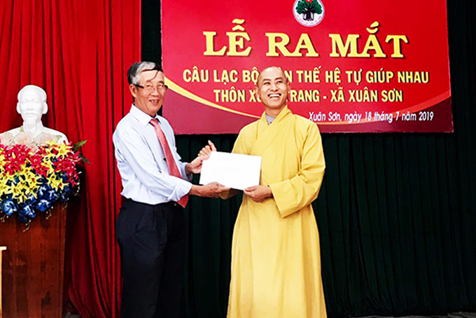 Đại đức Thích Quảng Tâm trao quà cho đại diện câu lạc bộ.