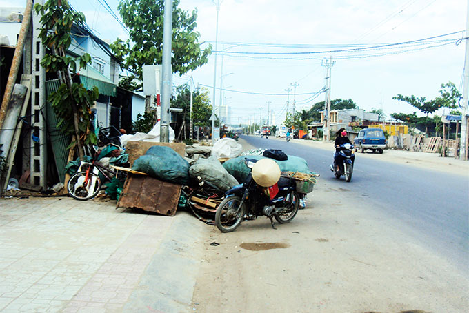 Phế liệu chiếm vỉa hè, lòng đường