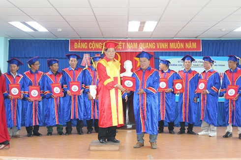 Đại diện nhà trường trao bằng tốt nghiệp cho các sinh viên.