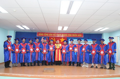 Các sinh viên  khóa 10 nhận bằng tốt nghiệp.