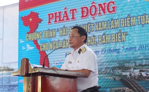 Chuẩn Đô đốc Nguyễn Đức Vượng - Chính ủy Vùng 4 Hải quân phát biểu phát động chương trình.