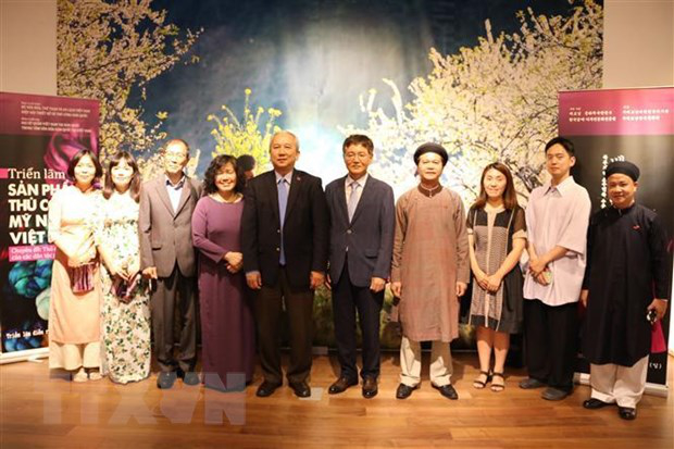 Đại sứ Việt Nam tại Hàn Quốc Nguyễn Vũ Tú (giữa) chụp ảnh lưu niệm cùng Ban tổ chức. (Ảnh: Mạnh Hùng/TTXVN)