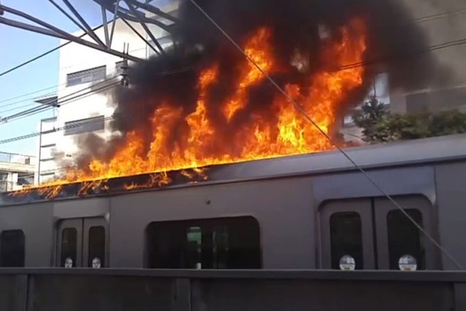Một vụ cháy toa tàu Nhật. Ảnh: NTV.