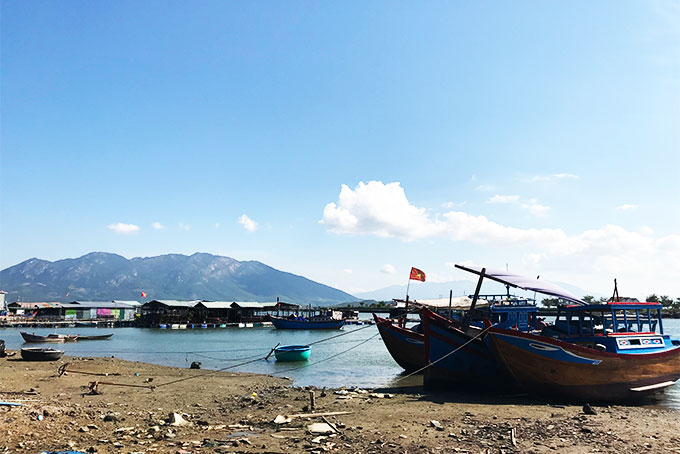 Khu vực cửa biển tổ dân phố 6 Bình Tây có khá nhiều tàu thuyền neo đậu.