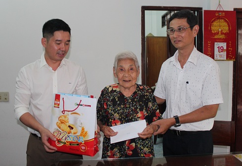 Đại diện 2 đơn vị trao quà cho Mẹ Việt nam anh hùng Lê Thị Liên.