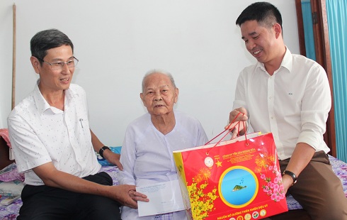 Đại diện 2 đơn vị trao quà cho Mẹ Việt Nam anh hùng Đặng Thị Bích.