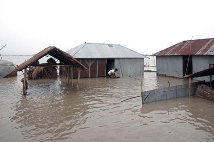 Các trận mưa gió mùa kéo theo lũ lụt và lở đất tại nhiều khu vực của Bangladesh khiến ít nhất 30 người thiệt mạng. Ảnh: Daily Star