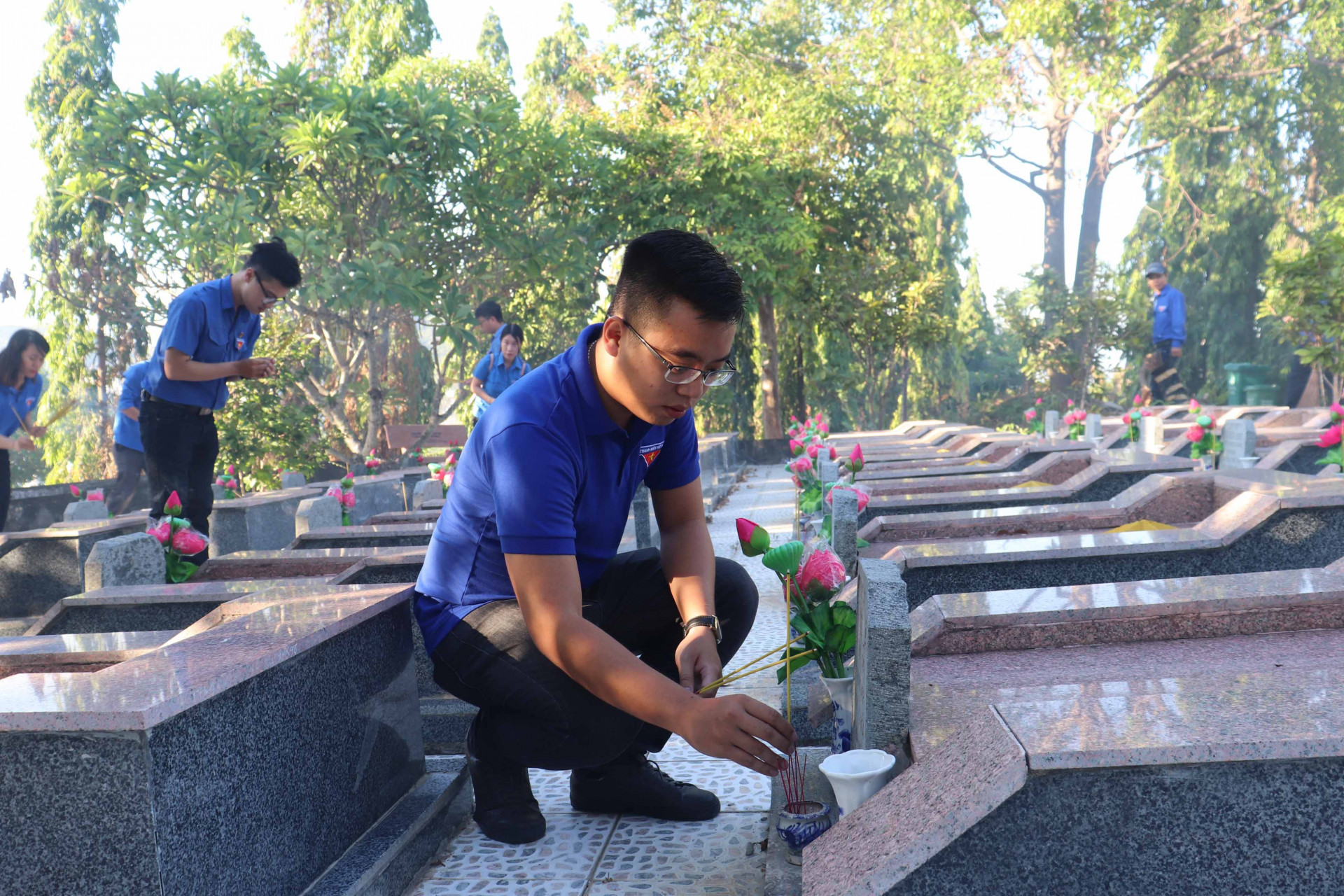 Các đoàn viên, thanh niên dâng hương tại phần mộ các liệt sĩ
