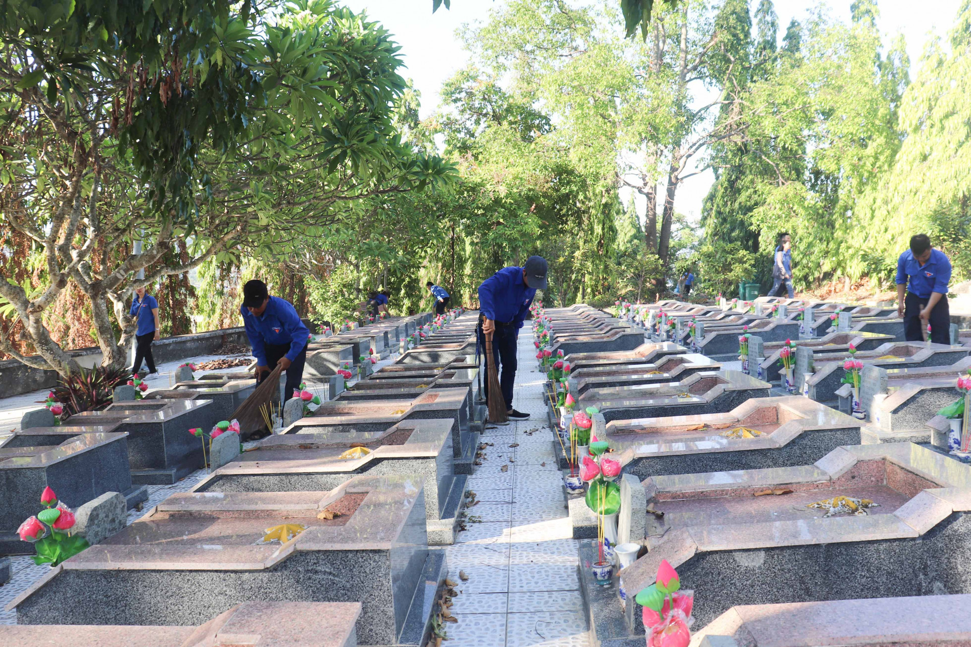 Các đoàn viên, thanh niên dọn vệ sinh nghĩa trang liệt sĩ Hòn Dung