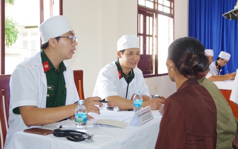 Bệnh viện Quân y 87 khám bệnh, cấp thuốc miễn phí tại xã Ba Cụm Nam