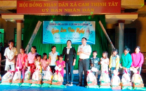 Chỉ huy Lữ đoàn và đại diện nhóm thiện nguyện tặng quà cho các gia đình khó khăn.