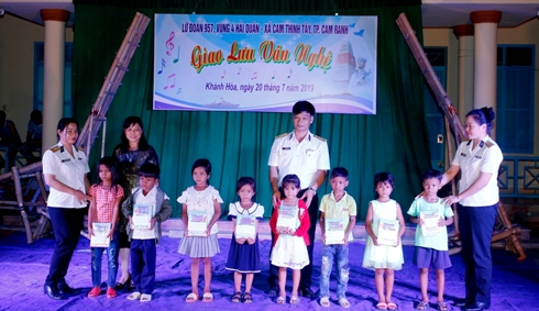 Hội Phụ nữ Lữ đoàn tặng sách vở, đồ dùng học tập cho các em học sinh có hoàn cảnh khó khăn.