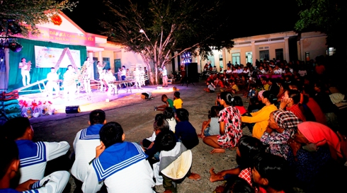 Đêm diễn văn nghệ thu hút đông đảo người dân đến xem.