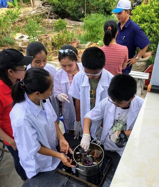 Gần 30 học sinh tham gia trải nghiệm khoa học