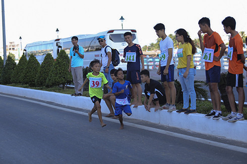 Các vận động viên nam nhi đồng cạnh tranh về đích quyết liệt.