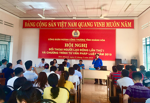 Ban tổ chức giải đáp các câu hỏi của người lao động