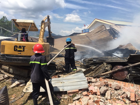 Lực lượng chức năng nỗ lực dập lửa.