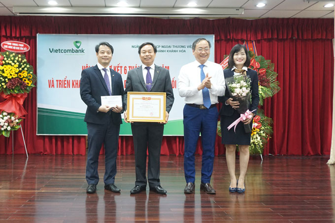 Vietcombank Khánh Hòa nhận danh hiệu “Tập thể lao động xuất sắc năm 2018”.