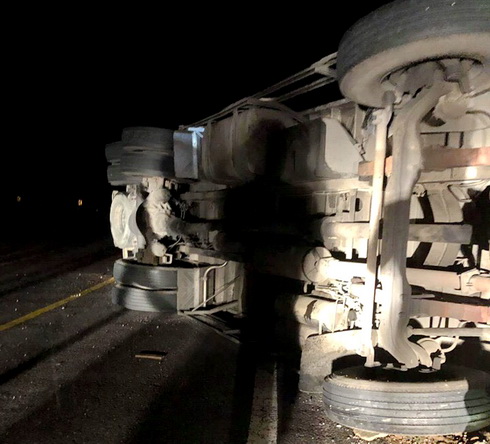 Lật xe tải trên đèo Khánh Lê, 2 người thương vong