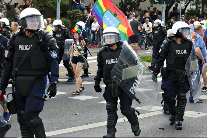 Cảnh sát đã được huy động để trấn áp kẻ quá khích. Ảnh: PAP.