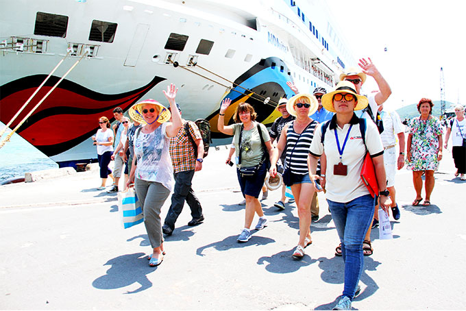Cruise tourists going ashore to visit Nha Trang