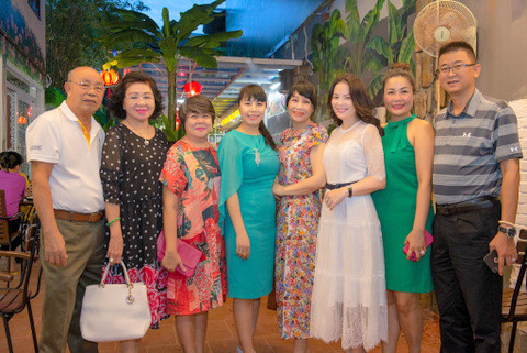   Khách hàng chia vui cùng chị Hoàng Thanh Tú  (người mặc váy trắng)- chủ nhà hàng trong ngày khai trương