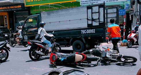 Hai nghi phạm chạy được một đoạn thì tông vào một xe máy lưu thông ngược chiều, khiến cả 2 ngã xuống đường.