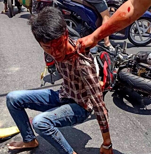 Một nghi phạm bị người dân vây bắt.