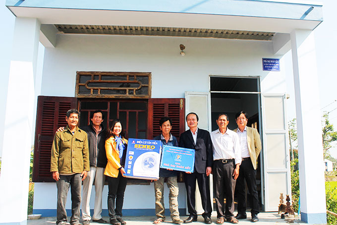 UBMTTQ Việt Nam tỉnh trao nhà đại đoàn kết cho một gia đình ở thị xã Ninh Hòa.
