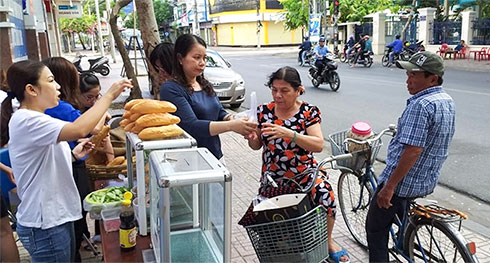 Mặt trận phường Vạn Thắng trao bữa sáng miễn phí cho người nghèo.