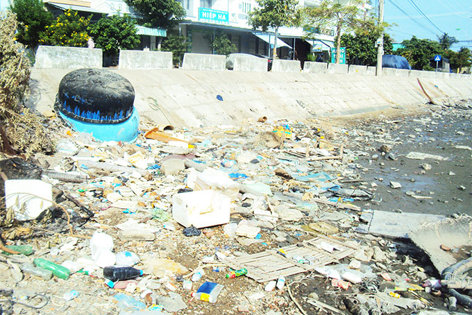 Con sông ô nhiễm