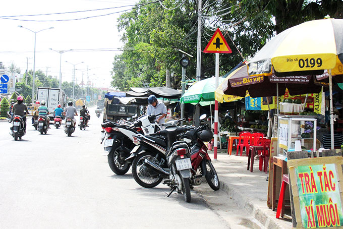 Chợ tự phát chiếm dụng hành lang quốc lộ
