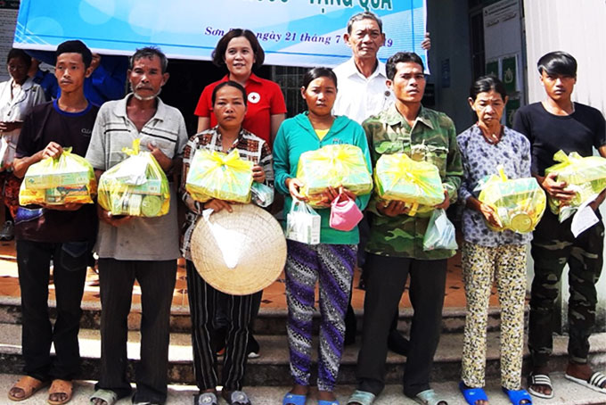 Khám bệnh và tặng 300 suất quà cho người dân xã Sơn Tân