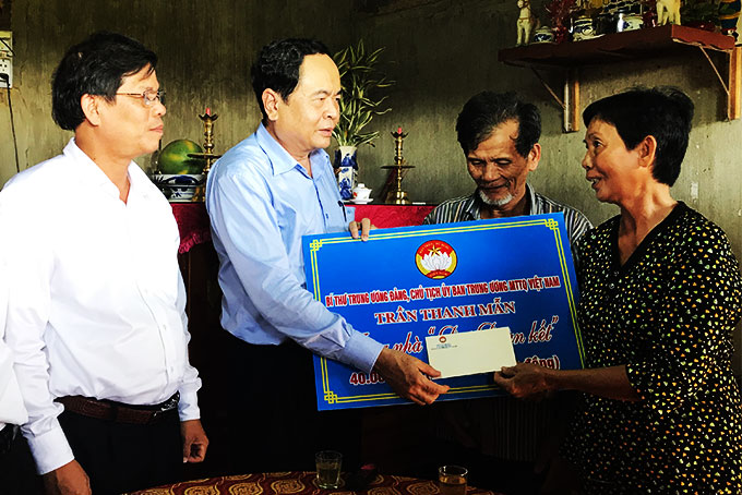 Ông Trần Thanh Mẫn - Chủ tịch Ủy ban Trung ương MTTQ Việt Nam  trao tiền hỗ trợ xây nhà cho gia đình bà Phạm Thị Dự, xã Ninh Thọ, thị xã Ninh Hòa.