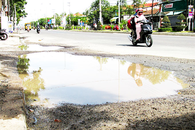 "Ổ gà" gây nguy hiểm