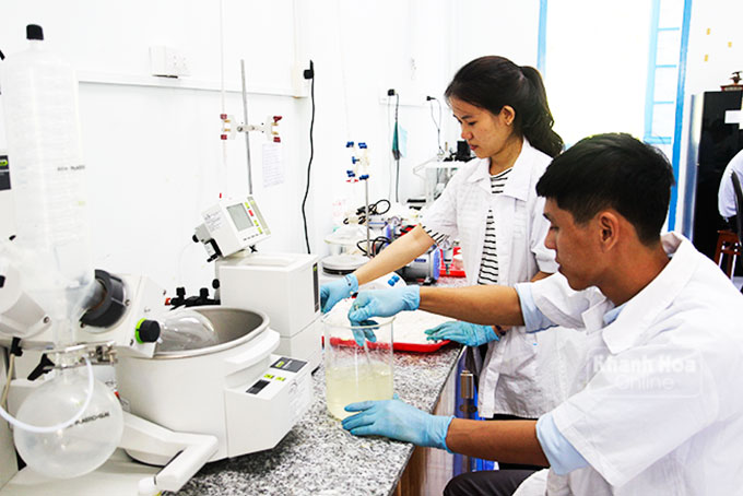 Phụ phẩm tôm thành… tài nguyên