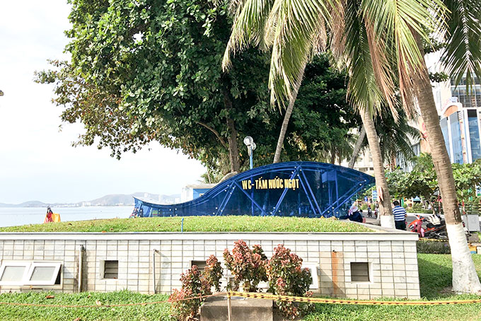 Nhà vệ sinh công cộng tại công viên bờ biển đường Trần Phú.