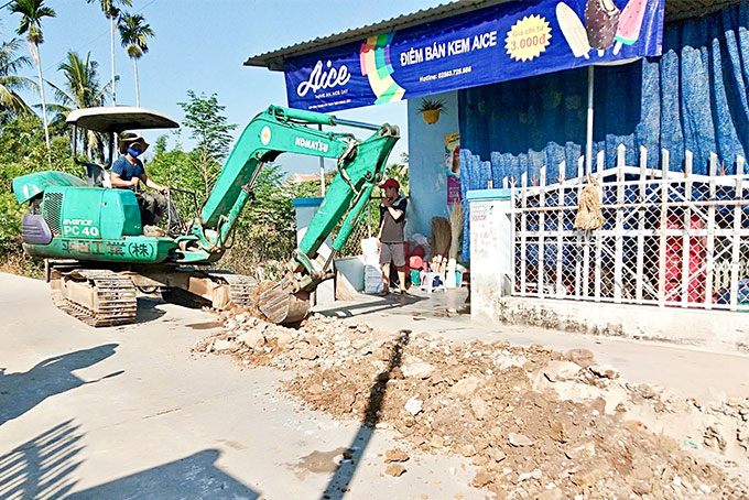 Công ty Cổ phần Đô thị Ninh Hòa thi công đường ống cấp nước  cho tổ dân phố Hội Thành. 