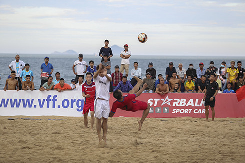 Trận chung kết quyết liệt giữa cầu thủ Khánh Hòa và Đà Nẵng.
