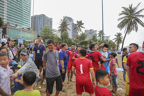 Các cổ động viên chia sẻ niềm vui vô địch với đội bóng Khánh Hòa.