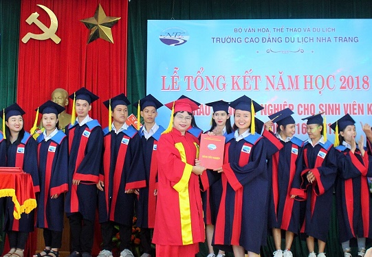 Lãnh đạo nhà trường trao bằng tốt nghiệp cho các sinh viên. 