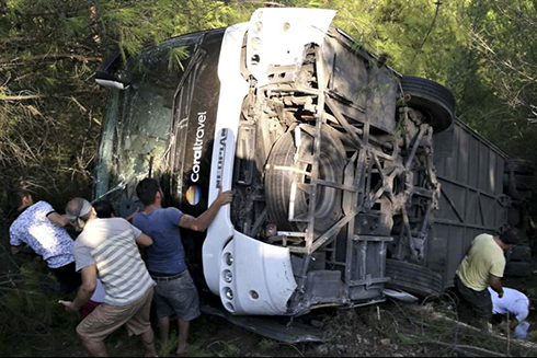 Hiện trường chiếc xe bus chở khách du lịch Ba Lan lao xuống vực ở Thổ Nhĩ Kỳ. Ảnh: PAP