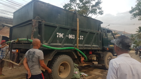 Một phụ nữ bị xe chở nước cán tử vong